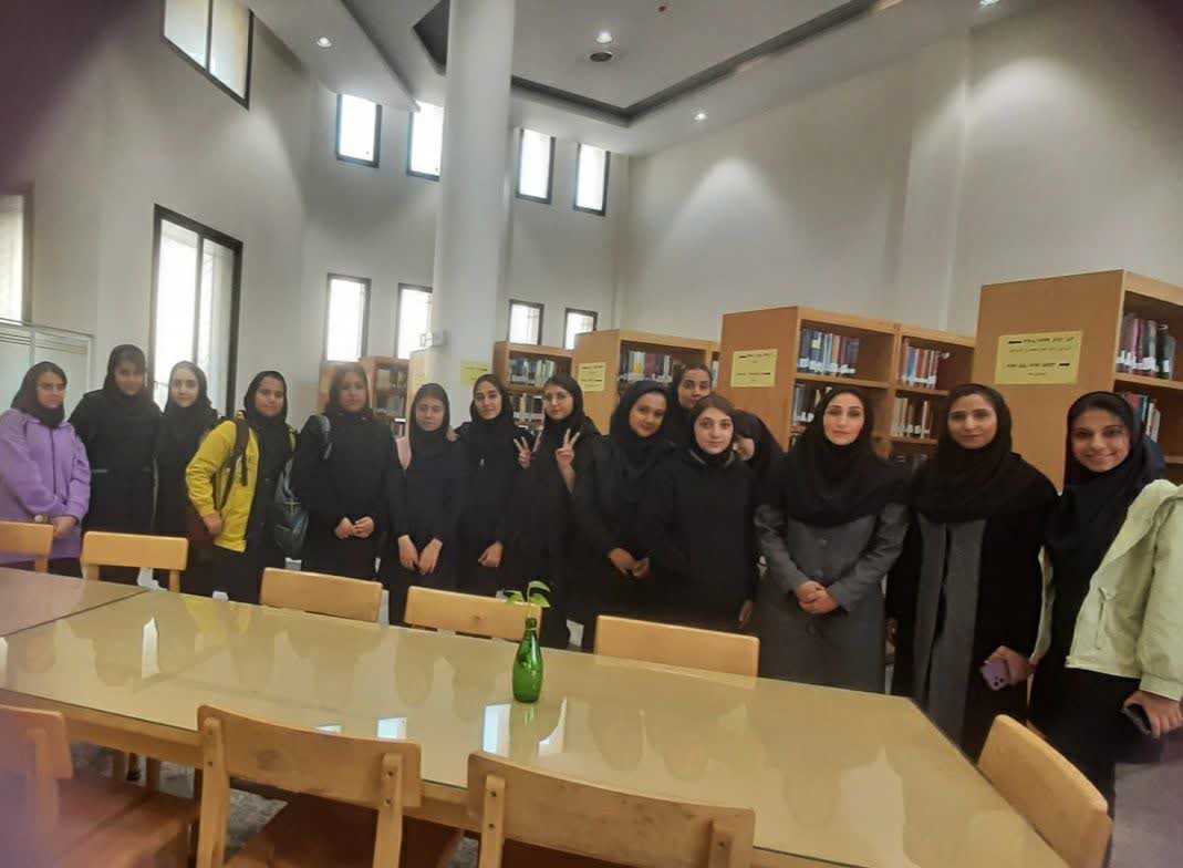 بازدید دبیرستان های دخترانه مشکات، فاطمه بتول و بهشت آیین از کتابخانه دانشکده علوم تربیتی و روانشناسی